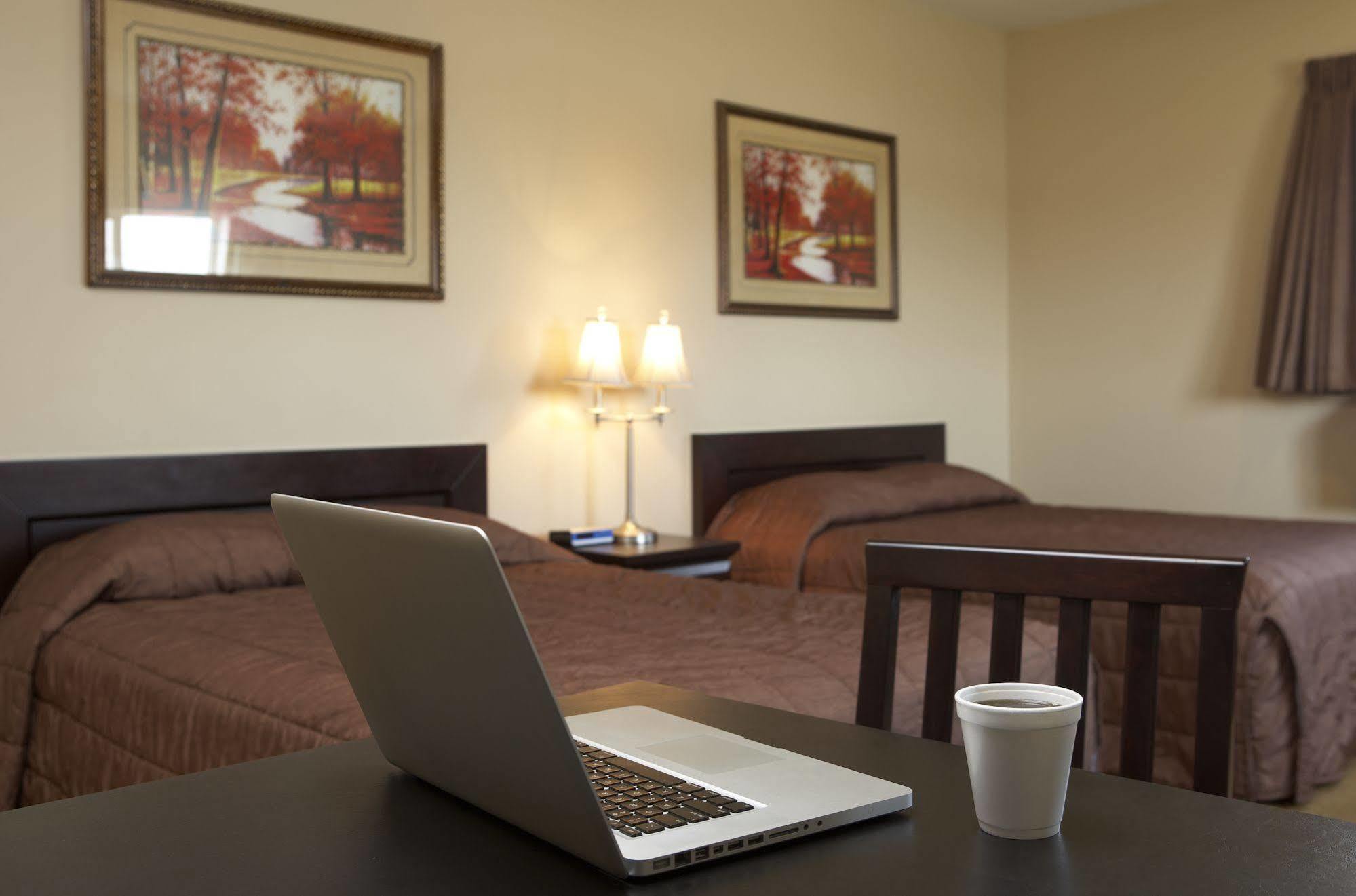 Econo Lodge Inn & Suites Innisfail Esterno foto