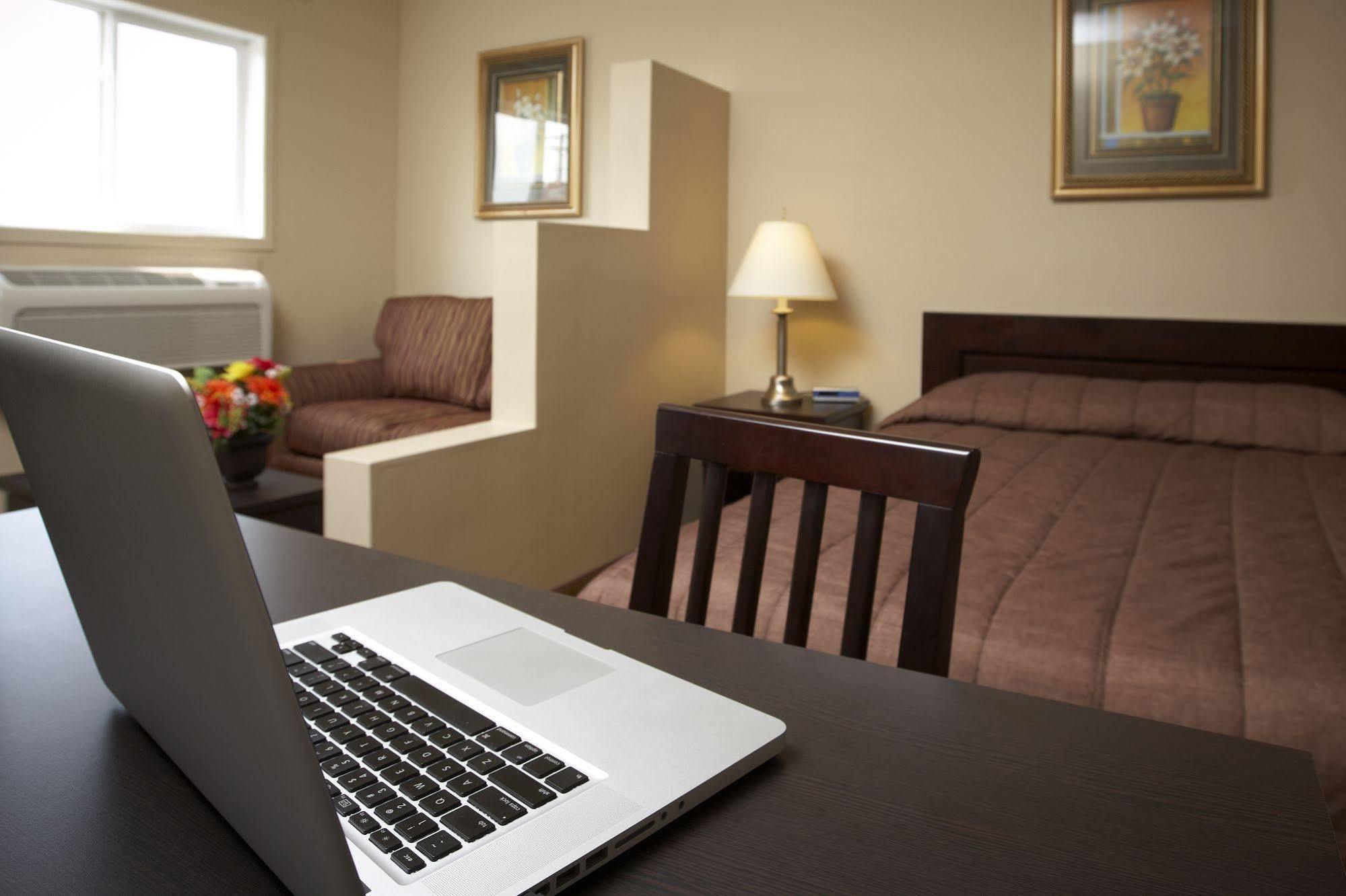 Econo Lodge Inn & Suites Innisfail Esterno foto